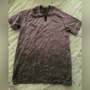 Lululemon men’s XS small workout shirt.